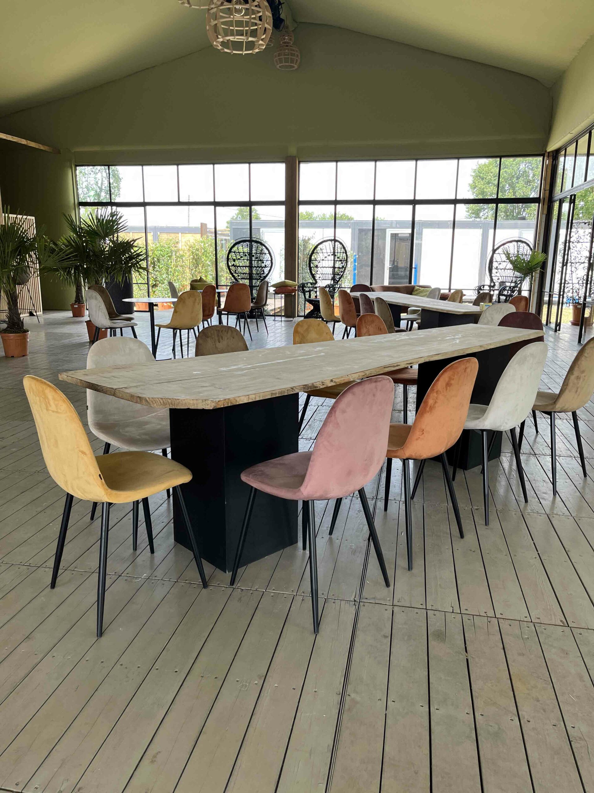 verhuur-meubilair-stoelen-nora-light-brown-sfeerfoto1.jpg