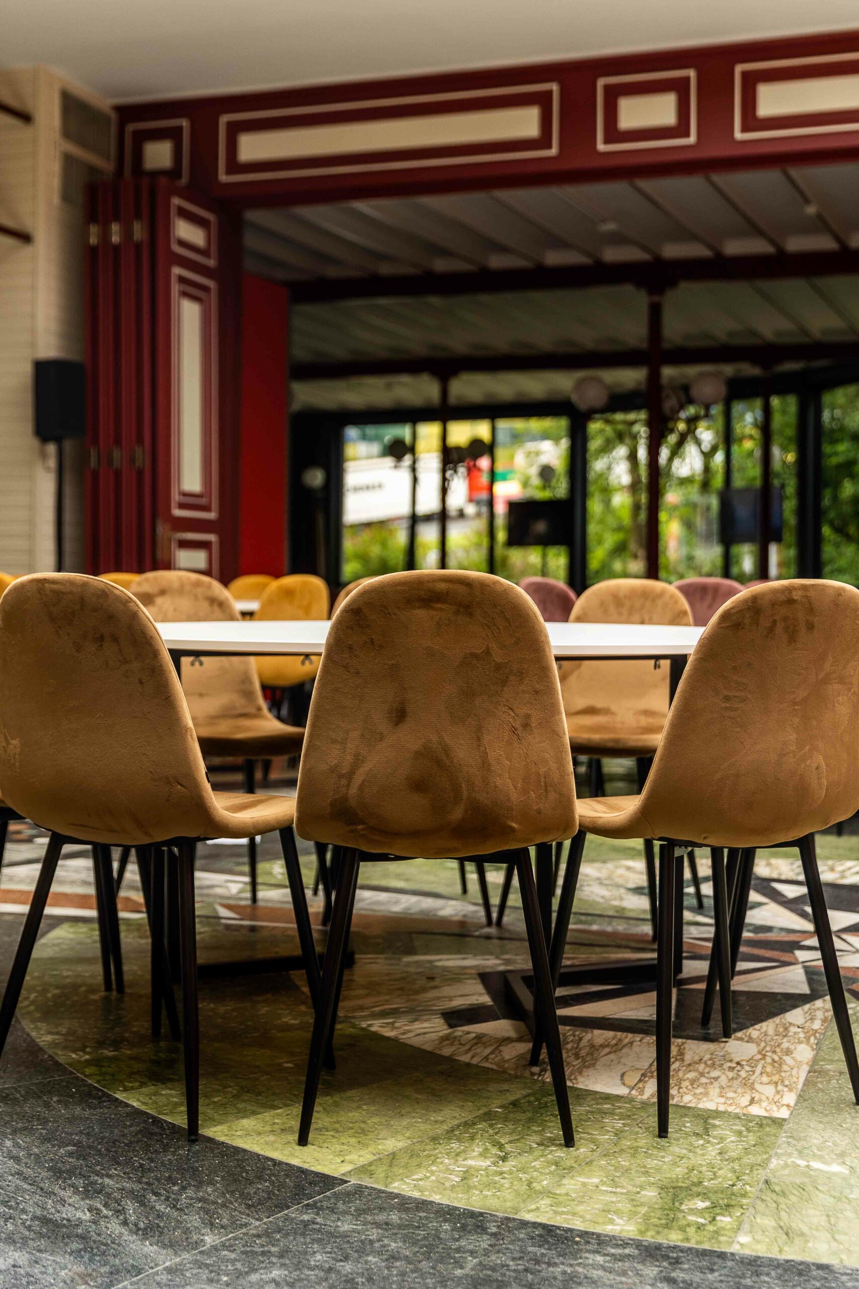 verhuur-meubilair-stoelen-nora-light-brown-sfeerfoto3.jpg