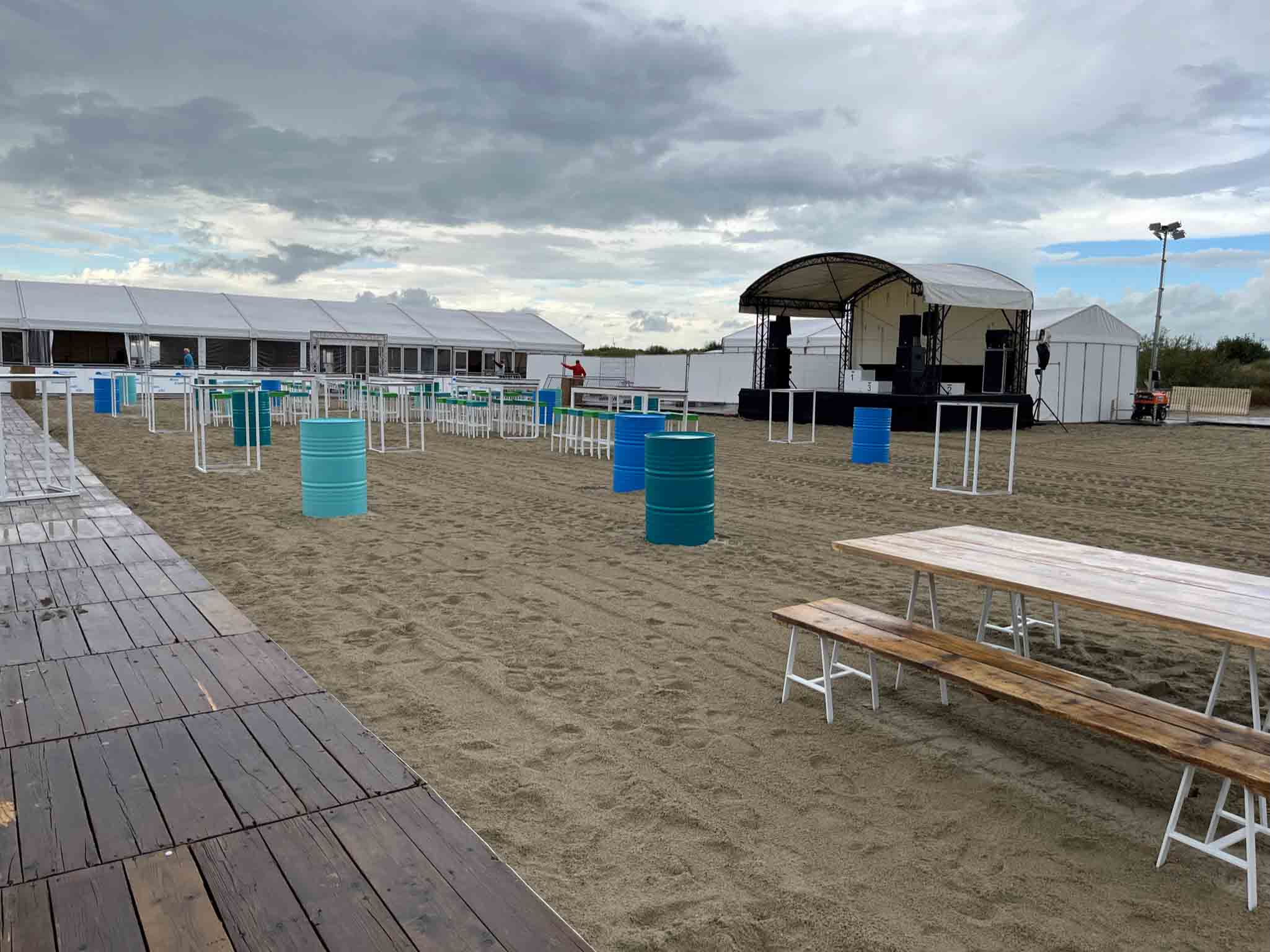 verhuur-meubilair-statafels-olievaten-ton-ton-light-blue-sfeerfoto.jpg