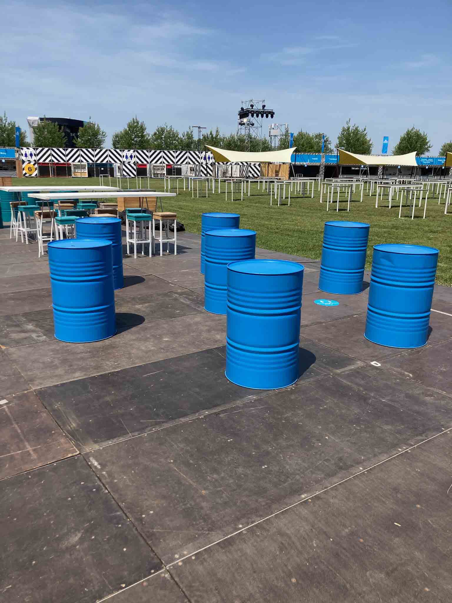 verhuur-meubilair-statafels-olievaten-ton-ton-light-blue-sfeerfoto2.jpg