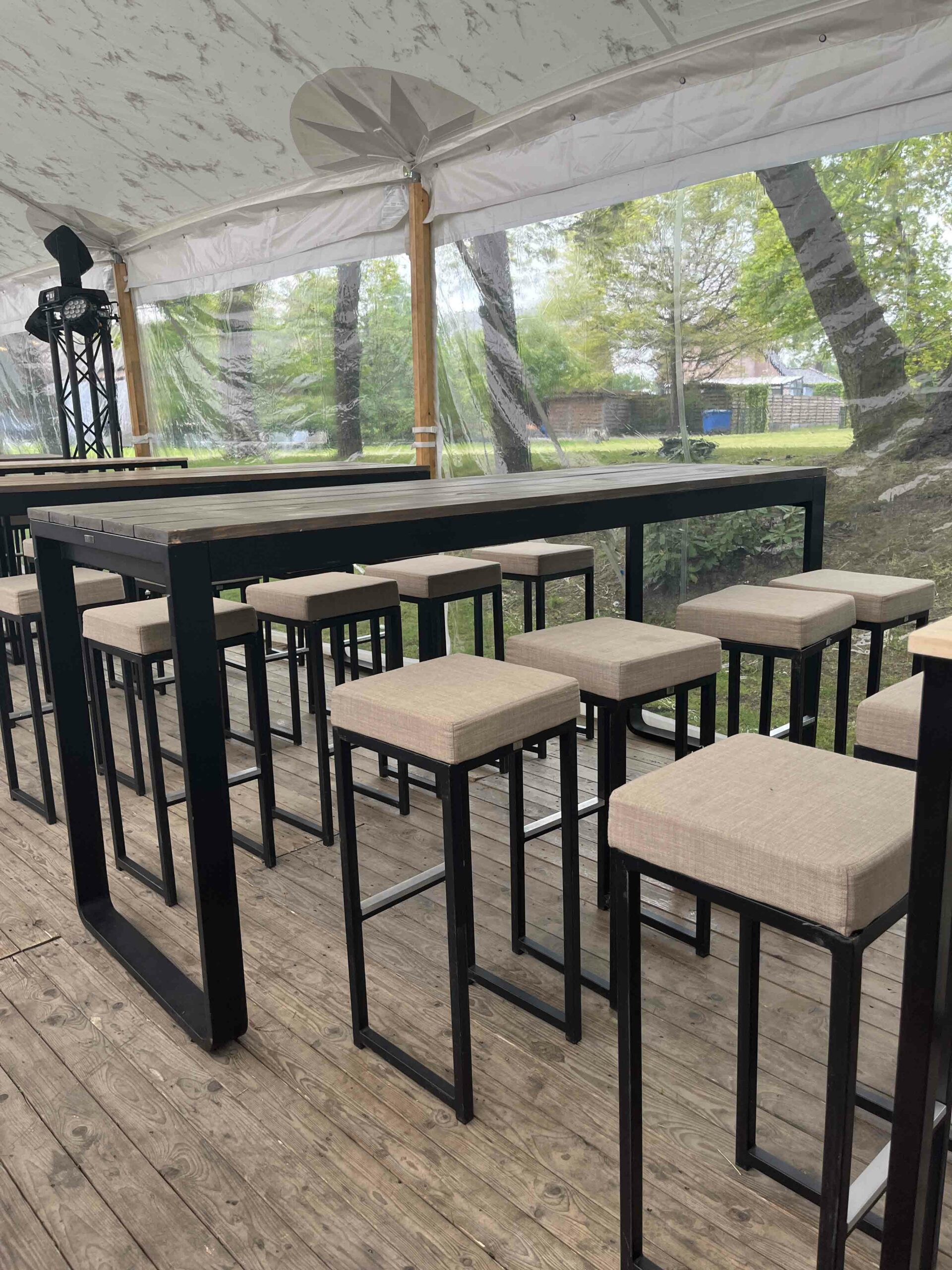 verhuur-meubilair-hoge-klaptafels-flow-high-black-wood-brown-sfeerfoto.jpg