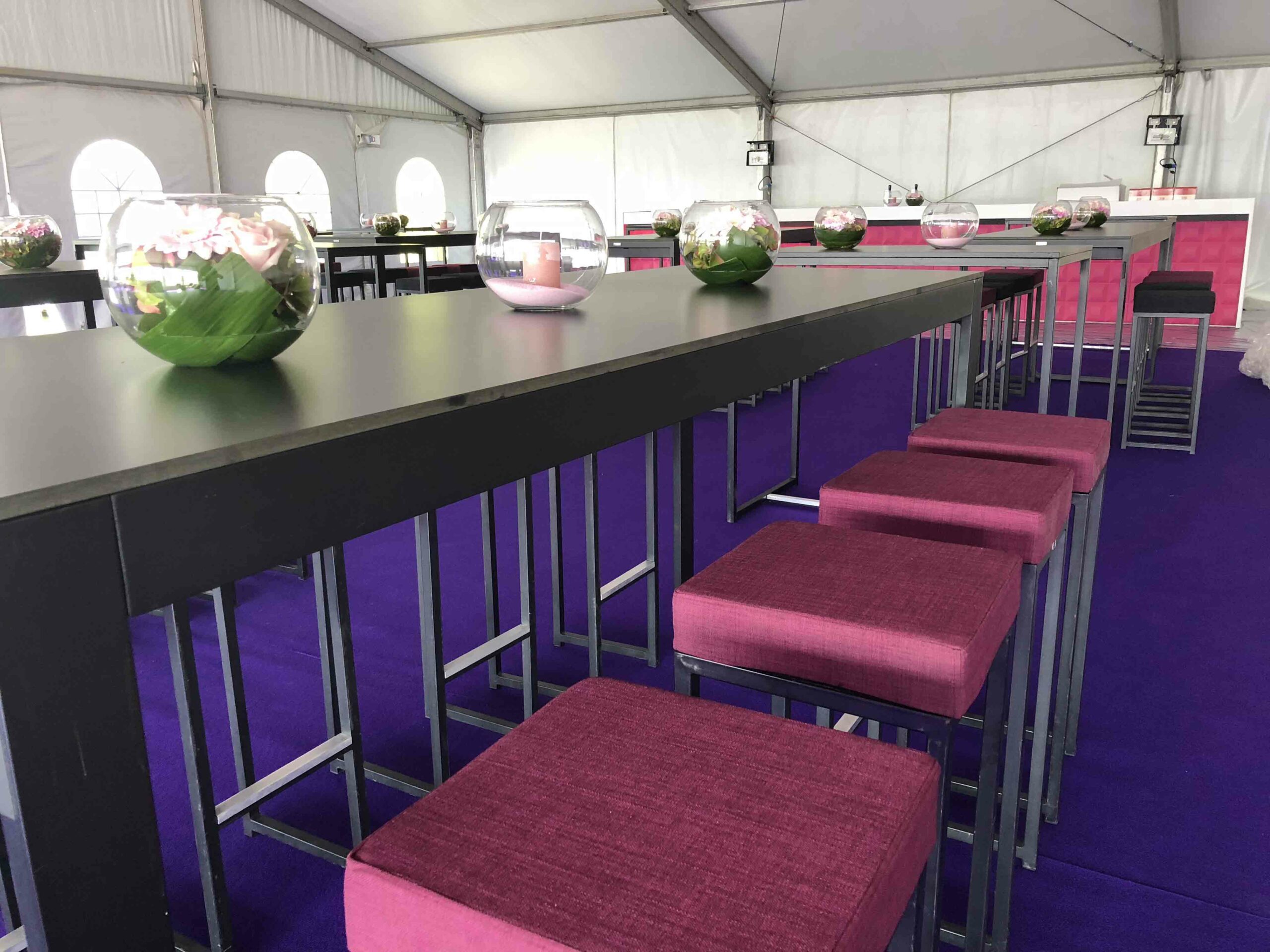verhuur-meubilair-barkrukken-kubo-bar-black-pink-sfeerfoto.jpg