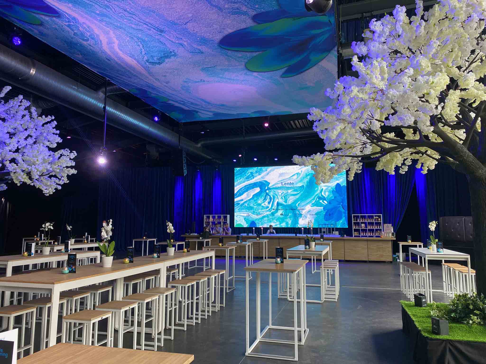 verhuur-meubilair-barkrukken-kubo-bar-white-bamboo-sfeerfoto.jpg