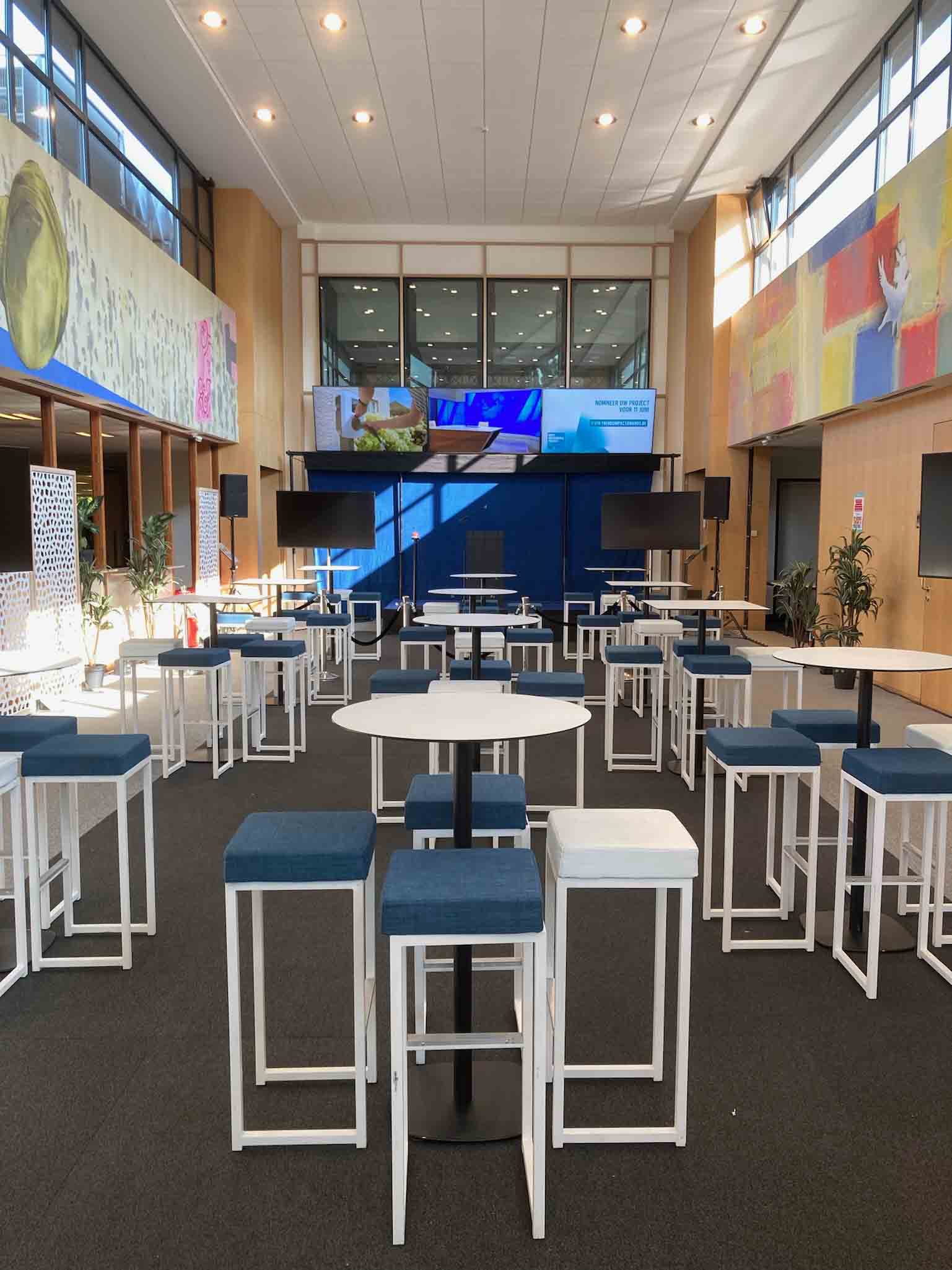 verhuur-meubilair-barkrukken-kubo-bar-white-blue-sfeerfoto.jpg