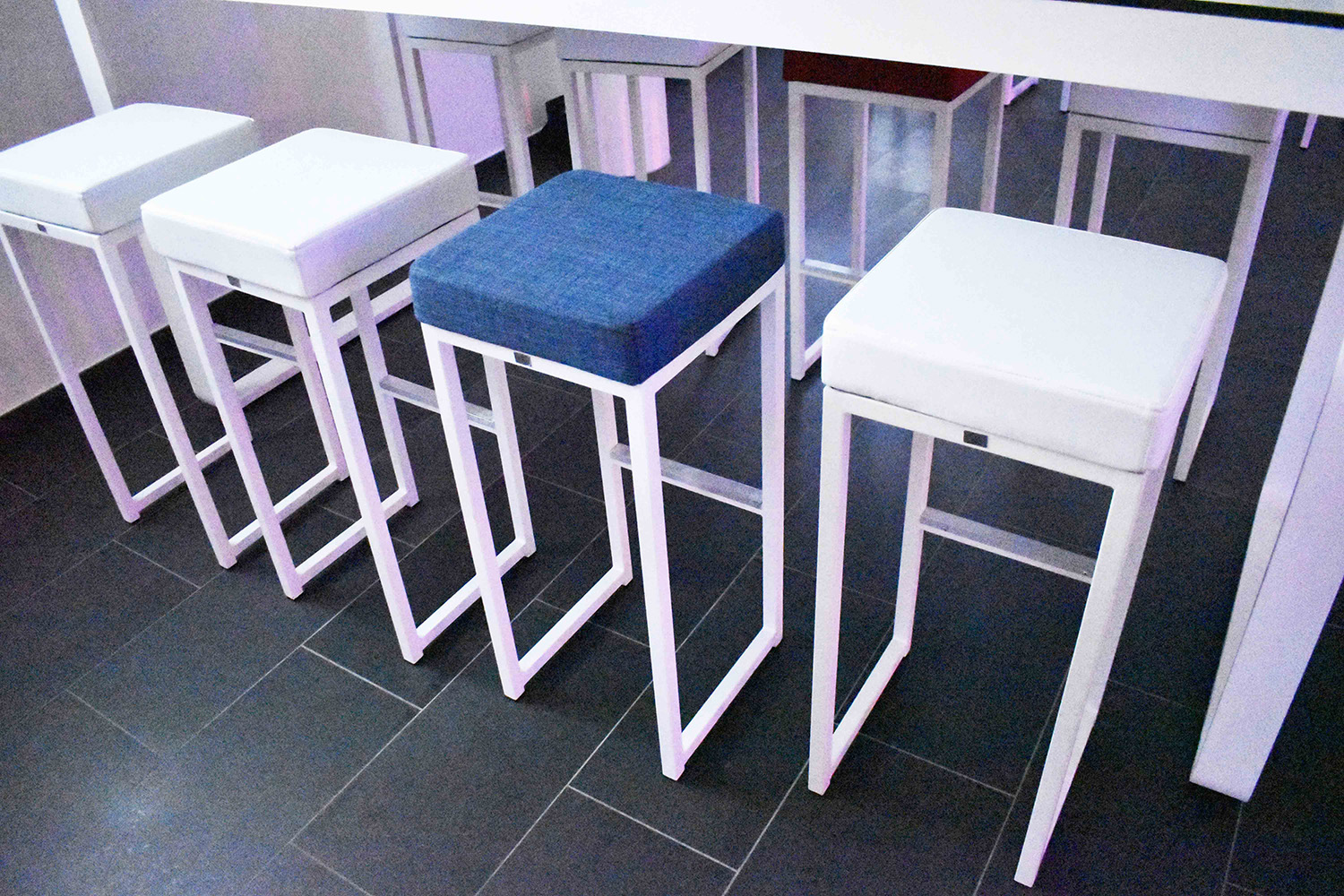 verhuur-meubilair-barkrukken-kubo-bar-white-blue-sfeerfoto2.jpg