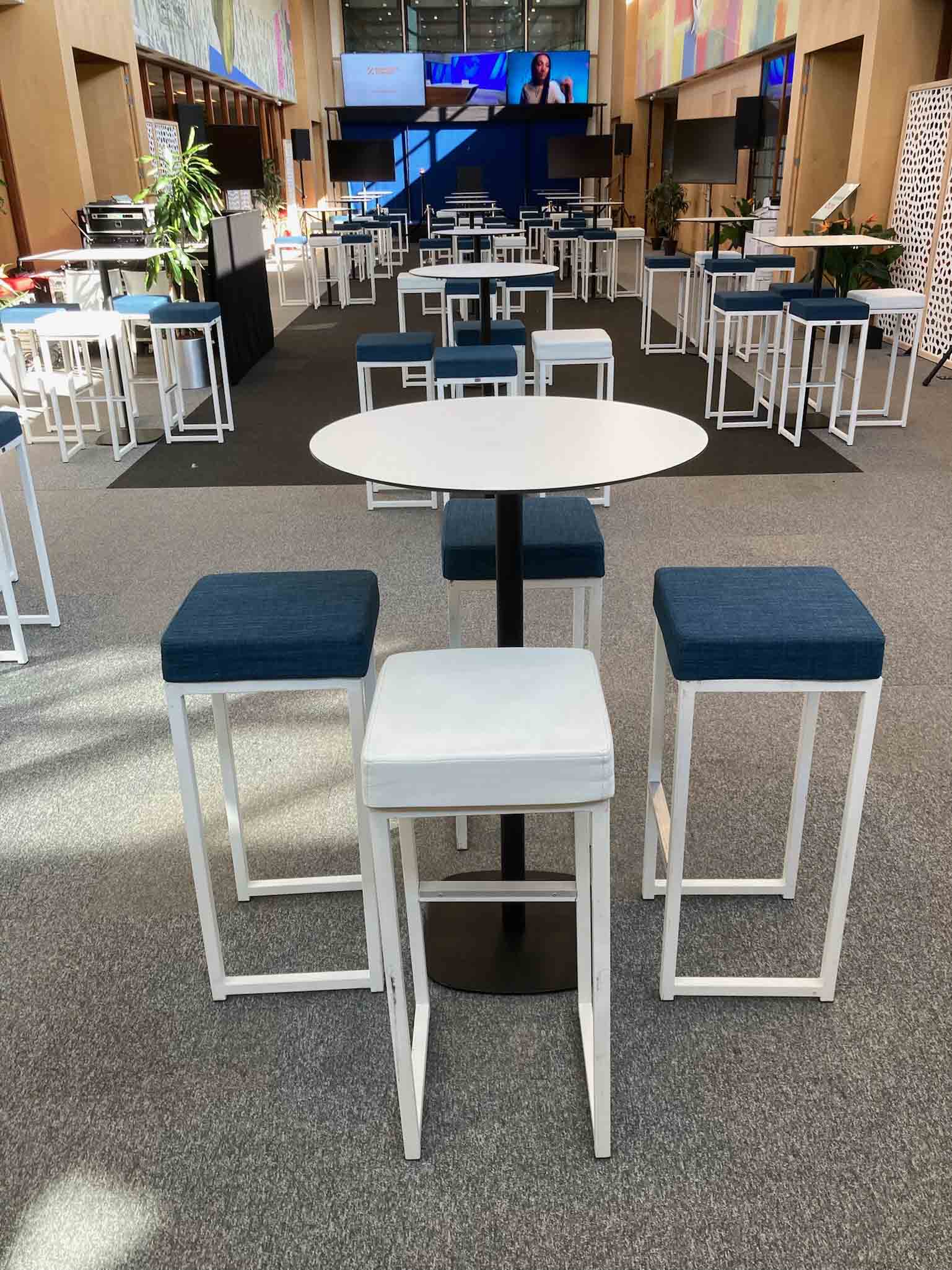 verhuur-meubilair-barkrukken-kubo-bar-white-blue-sfeerfoto1.jpg
