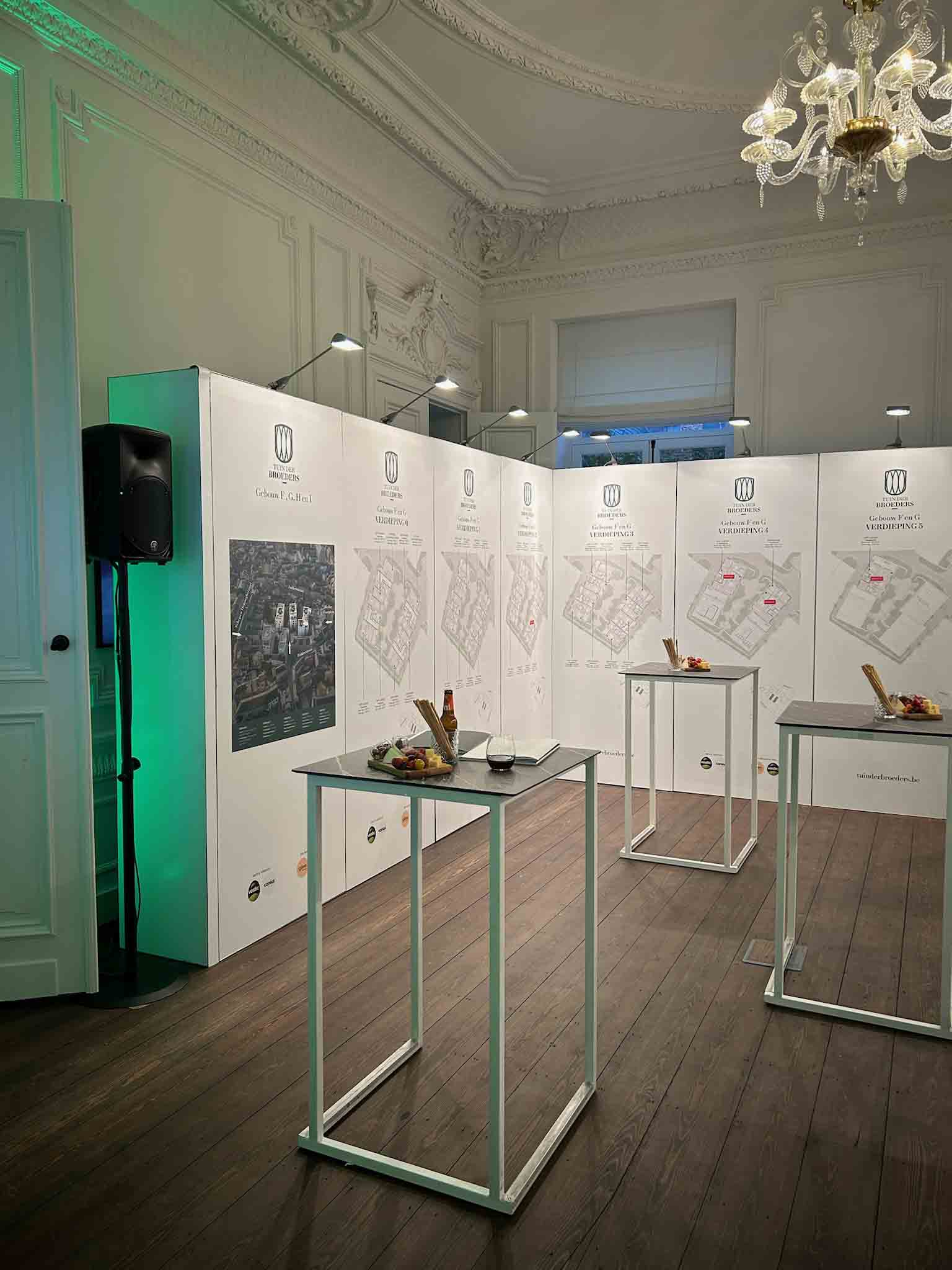 verhuur-meubilair-statafels-kubo-smart-white-marble-sfeerfoto.jpg