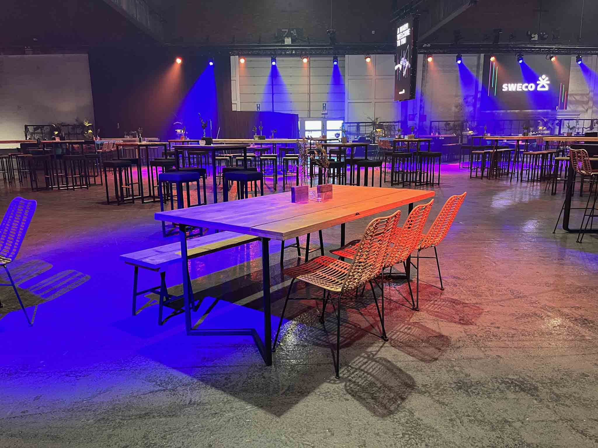 verhuur-meubilair-stapelbare-stoelen-paquito-beige-sfeerfoto.jpg